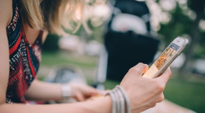 Aplicaciones de iOS y Android para los amantes de la Moda Mujer usa smartphone