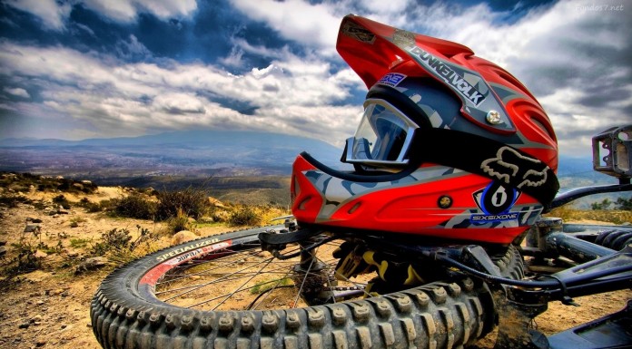 Cascos que protegen el cráneo y el Cerebro casco rojo sobre rueda