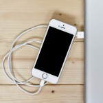 Señales que indican que debes cambiar la batería de tu Smartphone smartphone conectado a laptop