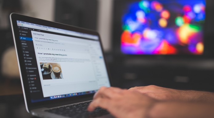 Cómo mostrar contenido diferente en los Widgets del Sidebar – WordPress Wordpress en laptop