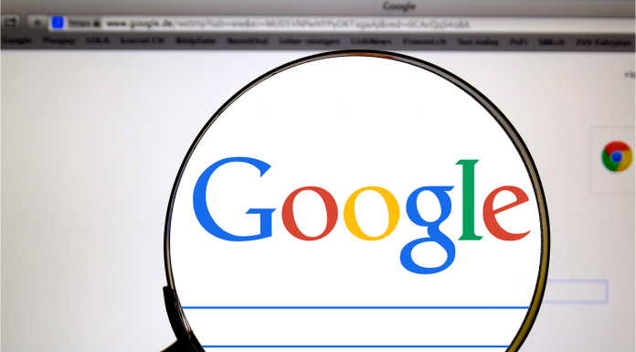 Trucos de búsqueda en Google que pueden sacarte de apuros logo de google en lupa