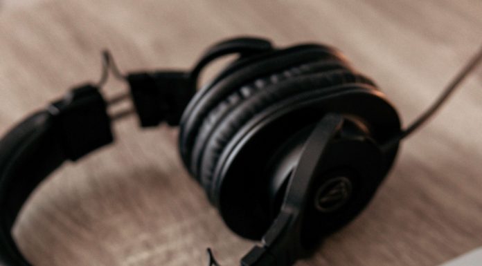 ¿Qué es Zoom? – Haz reuniones en línea fácilmente audifonos-y-laptop-con-app-de-zoom