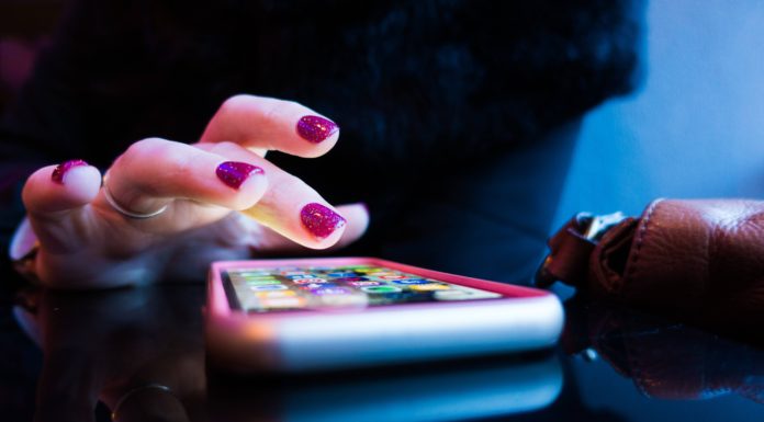 Aplicaciones interesantes para tu teléfono Xiaomi chica-usando-aplicaciones-desde-su-smartphone