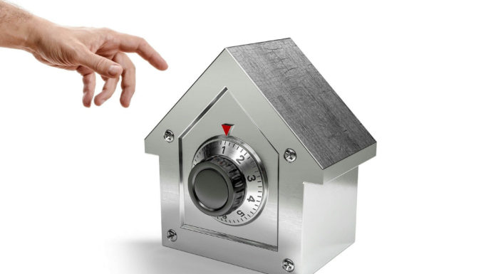 Alarmas para casa sin cuotas – Equipos para aumentar tu seguridad mano-acercandose-a-casa-con-cerradura