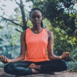 Las mejores apps para la salud mental mujer-meditando-en-parque