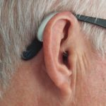 Audífonos para personas discapacitadas vendrán con inteligencia artificial hombre-usando-audifonos