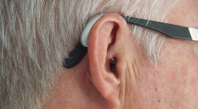 Audífonos para personas discapacitadas vendrán con inteligencia artificial hombre-usando-audifonos